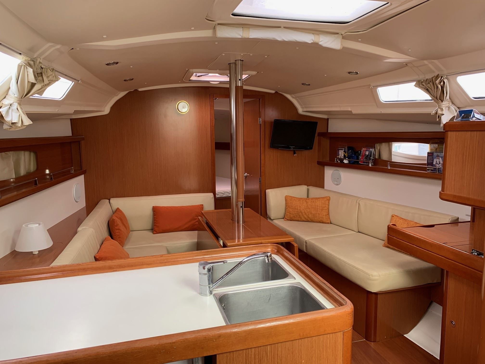 slider 9 Beneteau Oceanis 37